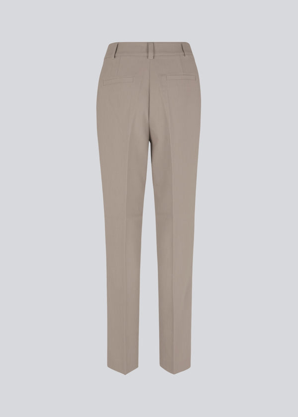 Gale pants have a classic design. The pants have straight, wide legs with press folds, which creates an elegant look. These pants have a spacious fit. We recommend sizing down.