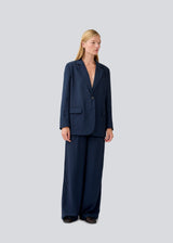 Nany pants in our classic gale-design, but in a lighter material. GaleMD 2 wide pants has wide legs with pleats and side pockets.
