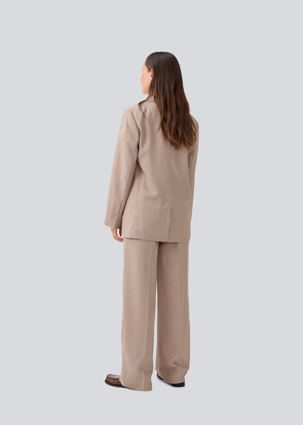 GaleMD 2 pants features the classic Gale design, but in a light quality. The pants has straight, wide legs with creases for an elegant look.