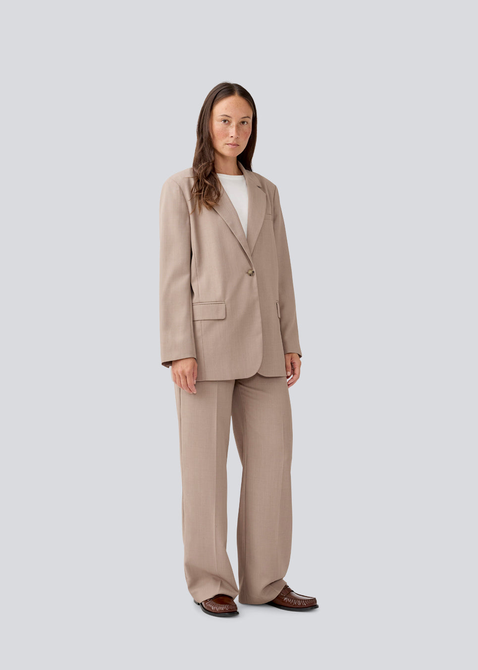 GaleMD 2 pants features the classic Gale design, but in a light quality. The pants has straight, wide legs with creases for an elegant look.