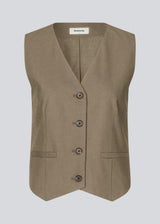 Tailored vest in light brown in woven quality with a v-neckline, buttons in front and fake paspel pockets. GaleMD 2 vest is fully lined. 