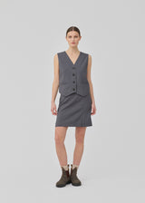 Classic A-line skirt in grey with a short length. GaleMD 2 skirt has a simple design with a hidden zipper at the side seam and a slit in front. The model is 175 cm and wears a size S/36.