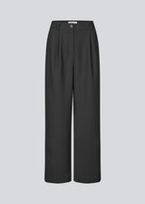 Black pants in relaxed fit with a regular waist and pleats in front and wide, long legs. Lighter material that is perfect for the summer. GaleMD 2 wide pants have wide legs with pleats and side pockets.