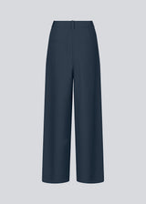 Nany pants in our classic gale-design, but in a lighter material. GaleMD 2 wide pants has wide legs with pleats and side pockets.