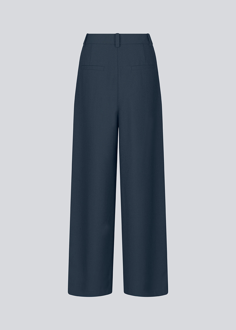 Nany pants in our classic gale-design, but in a lighter material. GaleMD 2 wide pants has wide legs with pleats and side pockets.