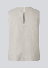 Sleeveless linen top. The GaleMD Linen Top features a round neckline and a hook closure at the back. A light and elegant top, perfect for both relaxed and stylish summer looks.