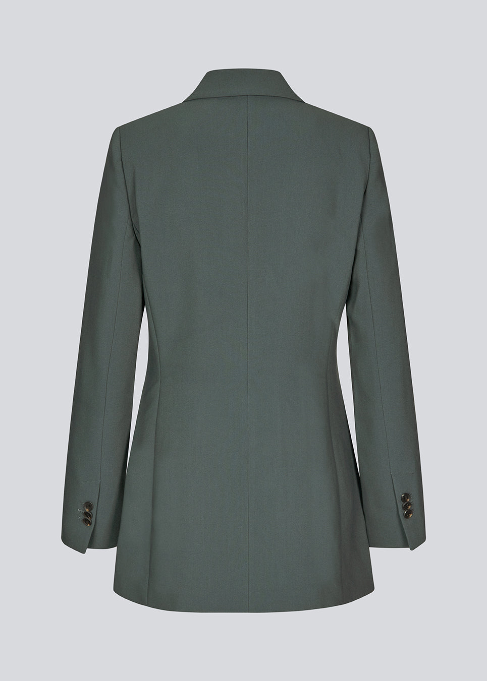 Gale slim blazer has a classic and elegant design, fulfilled by the beautiful revers collar and a long fit. The blazer is fitted, has a button closure at the front and a chest pocket at the left side.
