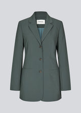 Gale slim blazer has a classic and elegant design, fulfilled by the beautiful revers collar and a long fit. The blazer is fitted, has a button closure at the front and a chest pocket at the left side.