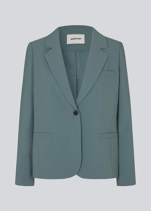 Classic single-breasted blazer in a woven quality with collar and notch lapels. GaleMD straight blazer has paspel front pockets and a single button closure. Lined.  The model is 177 cm and wears a size S/36.   Style the blazer with matching pants in the same color: GaleMD straight pants.