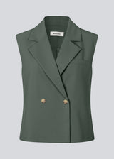 Loose vest in dark green with a collar in our classic gale material. Galemd vest is sleeveless and has a front button closure. 