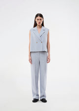 Loose vest with a collar in our classic gale material. Galemd vest is sleeveless and has a front button closure.