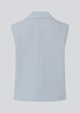 Loose vest with a collar in our classic gale material. Galemd vest is sleeveless and has a front button closure.