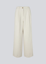 Suit pants in creme with pleats in classic gale material. Galemd wide pants has wide legs and side pockets. The model is 175 cm and wears a size S/36.
Material:
5% Elastane
76% Recycled Polyester
19% Rayon
Lining:
35% Polyester
65% Rayon