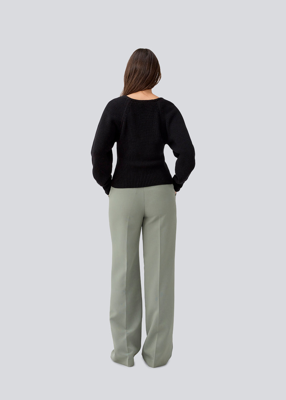 Fitted black knit in organiccotton. GalenMD short v-neck has long vide sleeves and a v-neck. The model is 177 cm and wears a size S/36.
