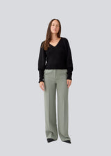 Fitted black knit in organiccotton. GalenMD short v-neck has long vide sleeves and a v-neck. The model is 177 cm and wears a size S/36.
