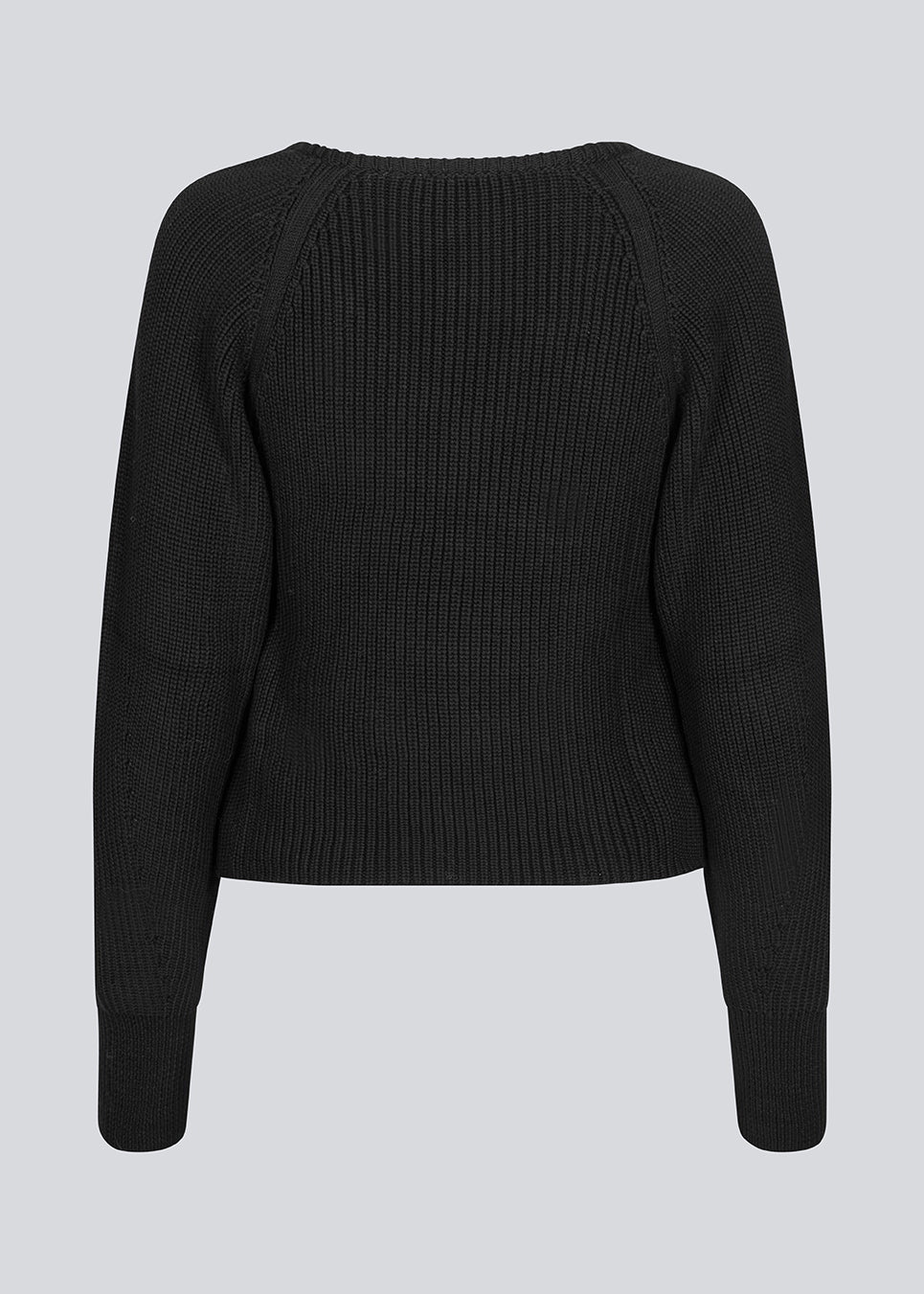 Fitted black knit in organiccotton. GalenMD short v-neck has long vide sleeves and a v-neck. The model is 177 cm and wears a size S/36.