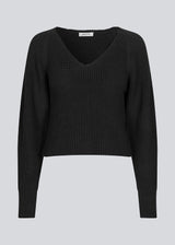 Fitted black knit in organiccotton. GalenMD short v-neck has long vide sleeves and a v-neck. The model is 177 cm and wears a size S/36.