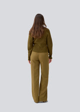 Fitted knit in dark green in organic cotton. GalenMD short v-neck has long vide sleeves and a v-neck. The model is 177 cm and wears a size S/36.