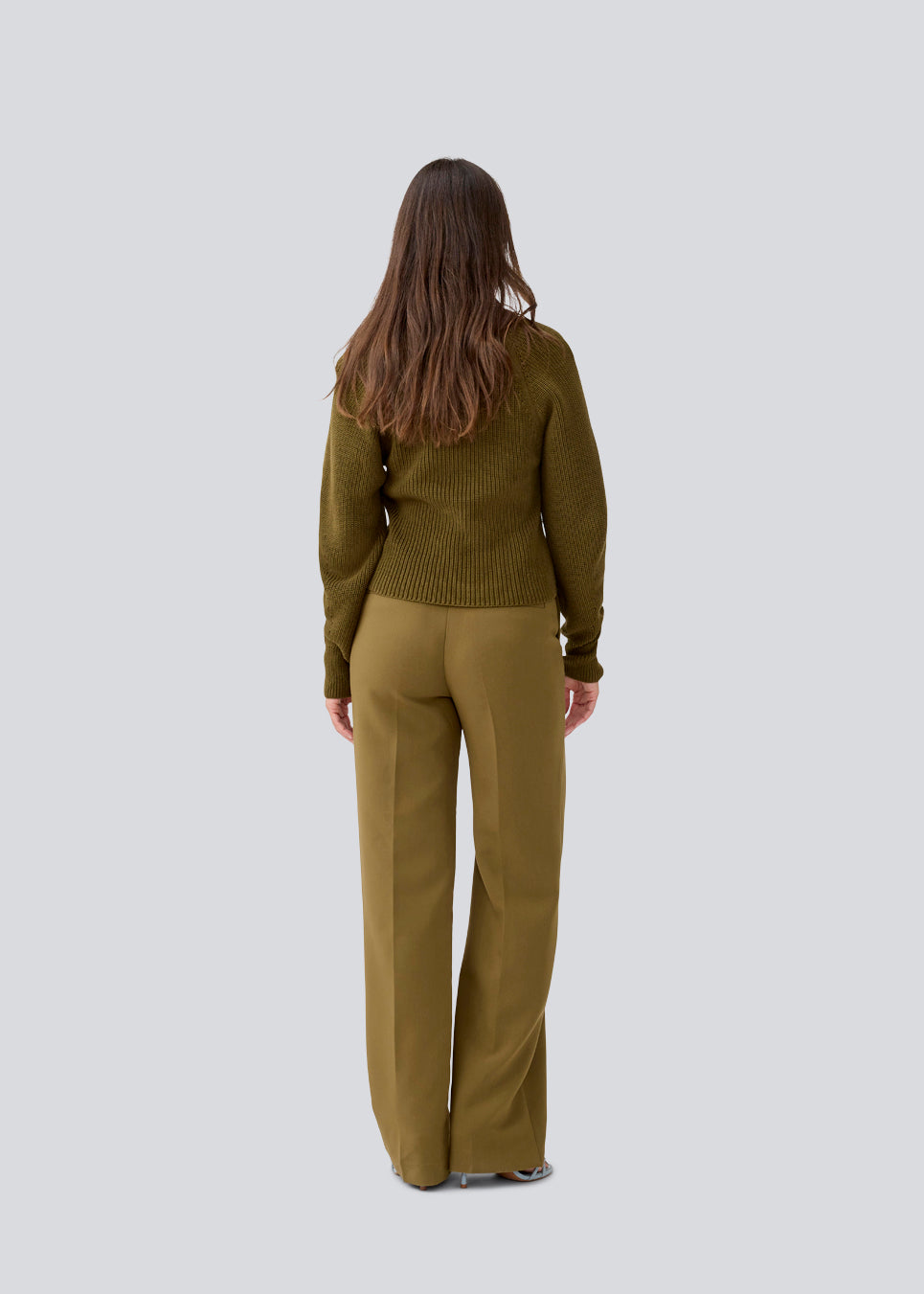 Fitted knit in dark green in organic cotton. GalenMD short v-neck has long vide sleeves and a v-neck. The model is 177 cm and wears a size S/36.