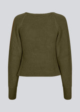 Fitted knit in dark green in organic cotton. GalenMD short v-neck has long vide sleeves and a v-neck. The model is 177 cm and wears a size S/36.