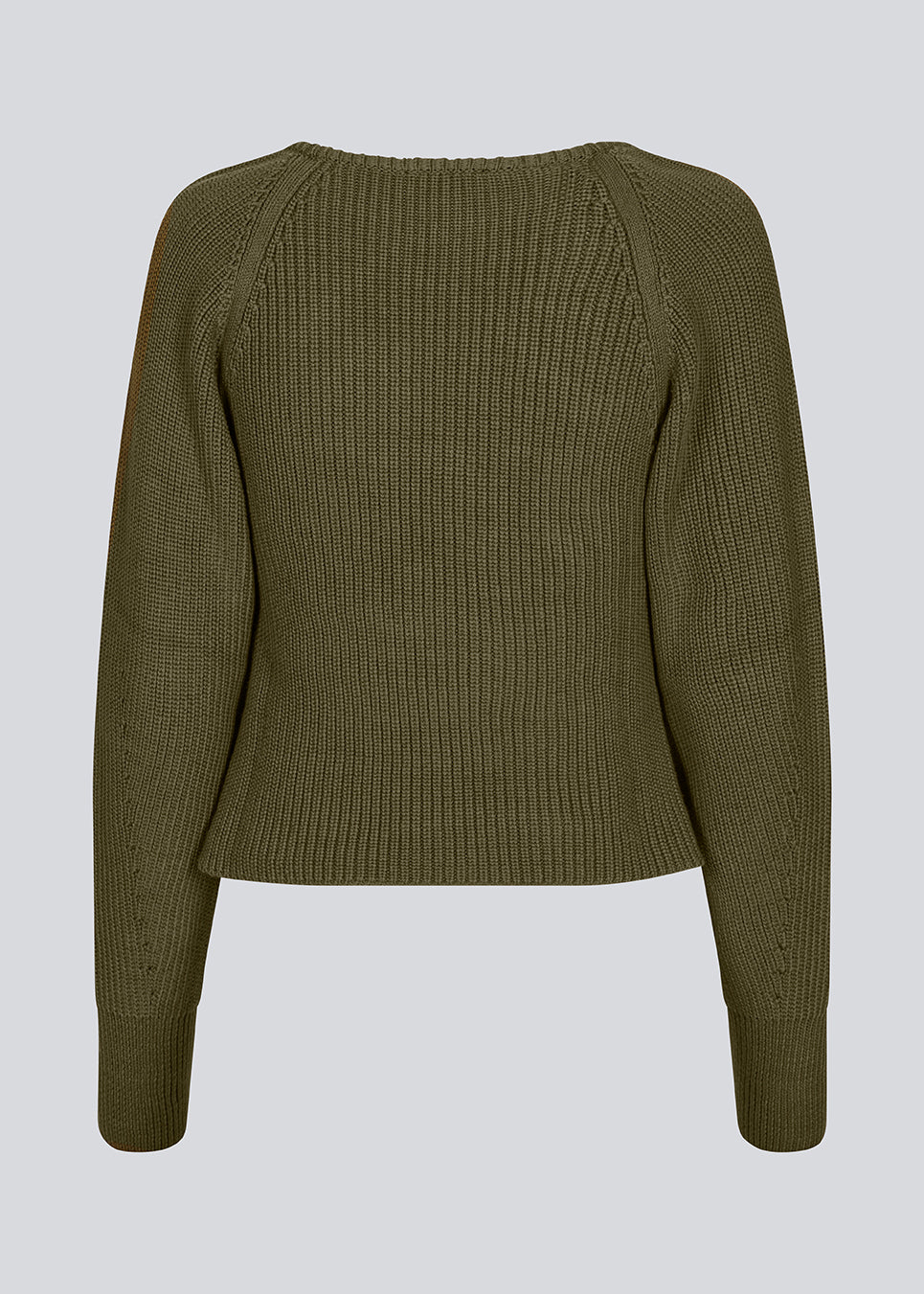 Fitted knit in dark green in organic cotton. GalenMD short v-neck has long vide sleeves and a v-neck. The model is 177 cm and wears a size S/36.