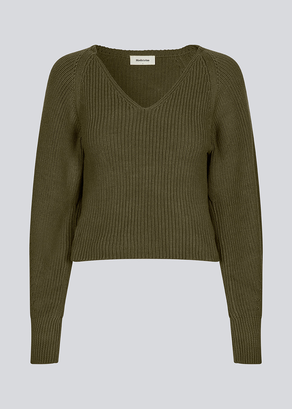 Fitted knit in dark green in organic cotton. GalenMD short v-neck has long vide sleeves and a v-neck. The model is 177 cm and wears a size S/36.