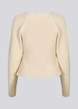 Fitted knit in organiccotton. GalenMD short v-neck is in a creme color, has long vide sleeves and a v-neck. The model is 177 cm and wears a size S/36.