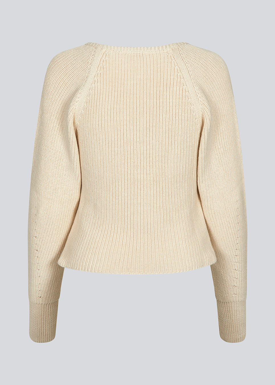 Fitted knit in organiccotton. GalenMD short v-neck is in a creme color, has long vide sleeves and a v-neck. The model is 177 cm and wears a size S/36.