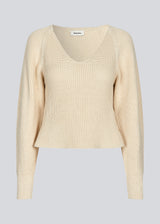 Fitted knit in organiccotton. GalenMD short v-neck is in a creme color, has long vide sleeves and a v-neck. The model is 177 cm and wears a size S/36.