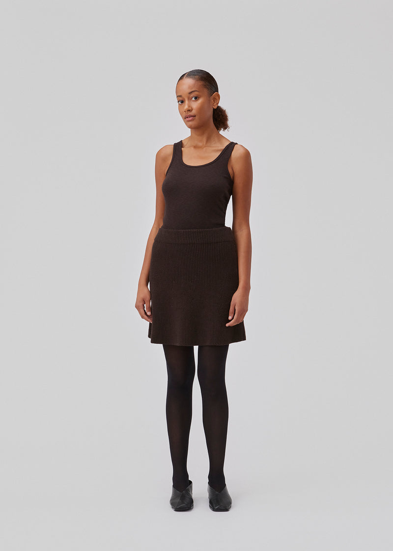 Knitted mini skirt in an A-line silhouette with a high waist with covered elasticated. GalenMD skirt is made of organic cotton. The model is 175 cm and wears a size S/36.