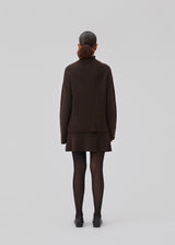 Knitted mini skirt in an A-line silhouette with a high waist with covered elasticated. GalenMD skirt is made of organic cotton. The model is 175 cm and wears a size S/36.