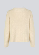 GalenMD v-neck is knitted from an organic cotton with an oversize fit, long wide sleeves, a v-neck, and dropped shoulders. The model is 175 cm and wears a size S/36.