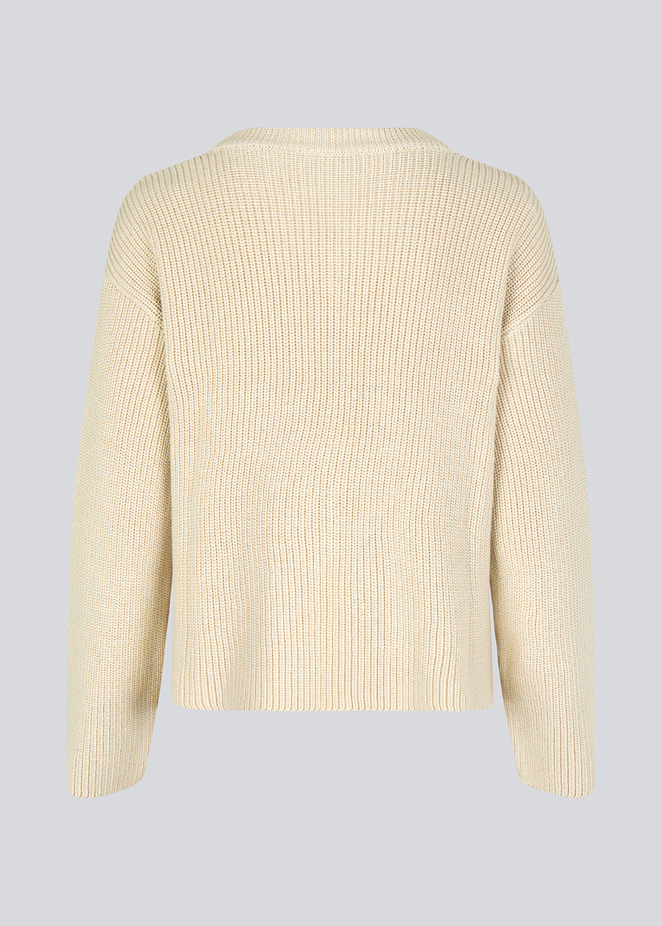 GalenMD v-neck is knitted from an organic cotton with an oversize fit, long wide sleeves, a v-neck, and dropped shoulders. The model is 175 cm and wears a size S/36.
