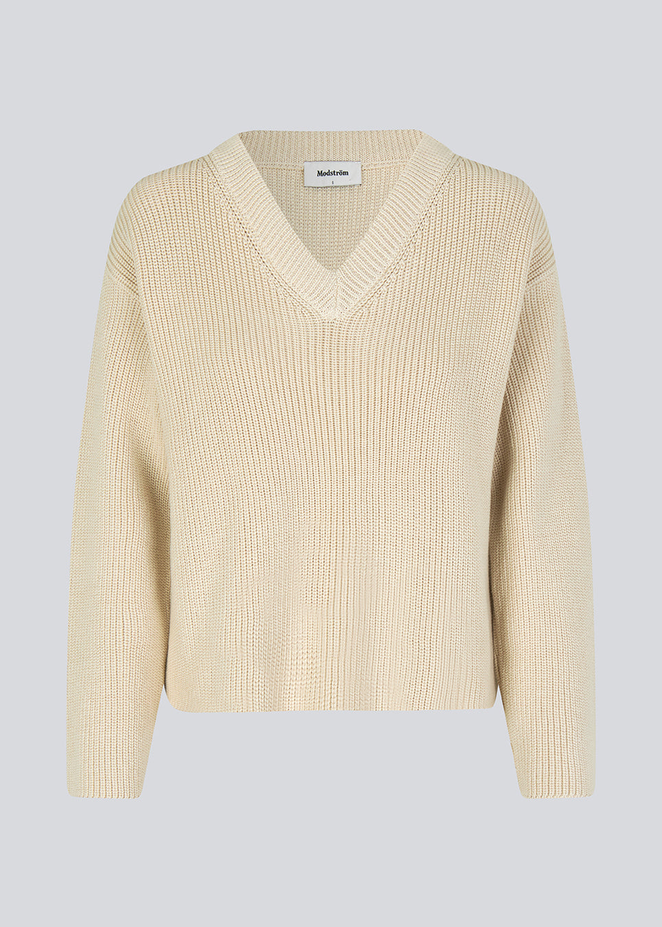 GalenMD v-neck is knitted from an organic cotton with an oversize fit, long wide sleeves, a v-neck, and dropped shoulders. The model is 175 cm and wears a size S/36.