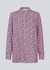 Relaxed shirt in woven and printed quality. GamiMD print shirt has collar, buttons in front and long sleeves with cuff. The model is 175 cm and wears a size S/36.