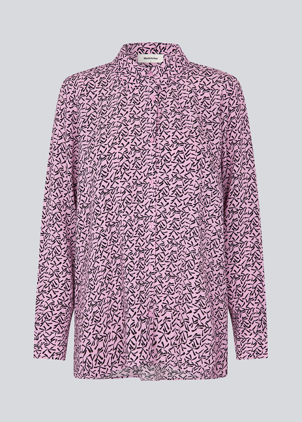 Relaxed shirt in woven and printed quality. GamiMD print shirt has collar, buttons in front and long sleeves with cuff. The model is 175 cm and wears a size S/36.