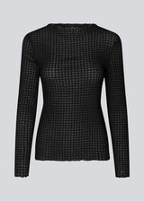 GeniferMD top is made in a slightly transparent quality with a tight fit. The top has long sleeves and a semi-high neckline with lettuce hems.