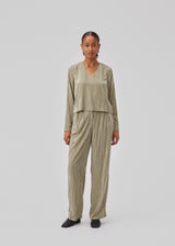 Long sleeved top in structured velvet with a relaxed fit. GiselleMD ls top has a deep v-neck in front. The model is 175 cm and wears a size S/36.