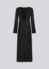 Long sleeved dress in jacquard satin. GraceyMD dress is designed with a relaxed fit and a deep opening in the back with lacing and narrow ties. Slit at center back. The model is 175 cm and wears a size S/36.