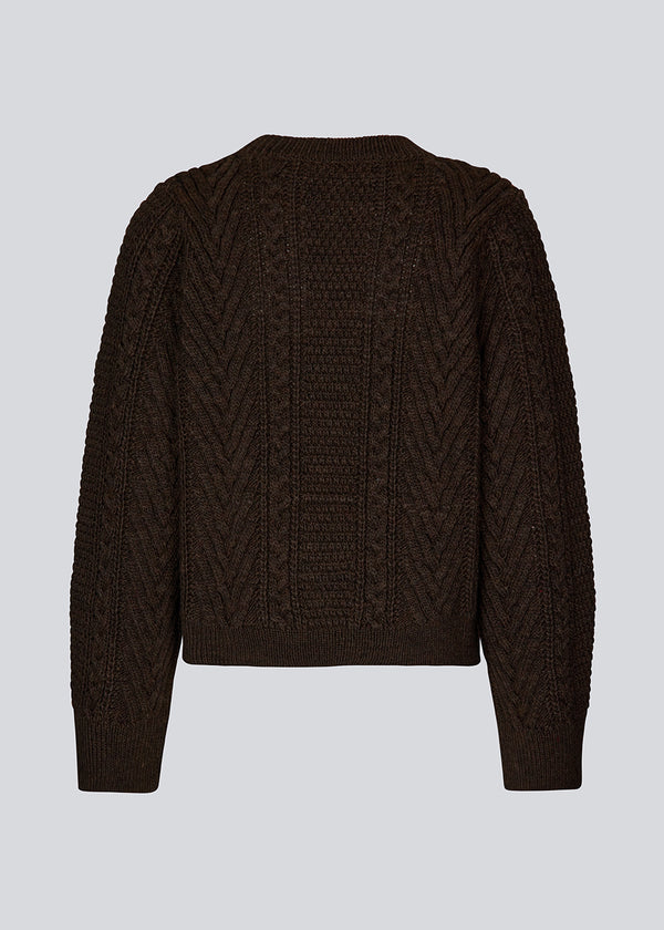 Cableknit jumper in dark brown in wool-blend quality. GrannonMD o-neck has a relaxed fit with long sleeves and a round neck, with rib trimmings at neck, sleeves and hem. 