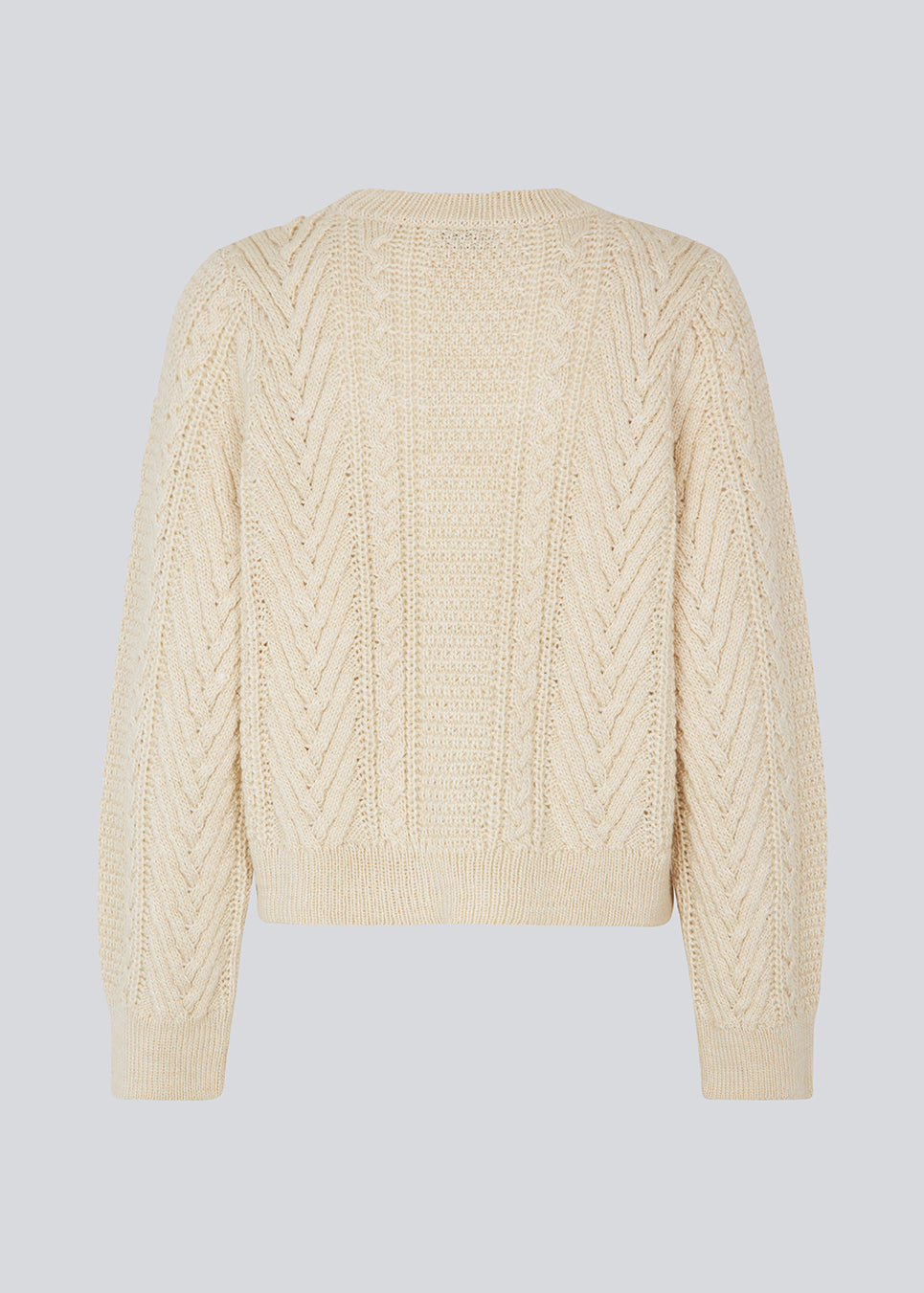 Cableknit jumper in white in wool-blend quality. GrannonMD o-neck has a relaxed fit with long sleeves and a round neck, with rib trimmings at neck, sleeves and hem. The model is 175 cm and wears a size S/36.