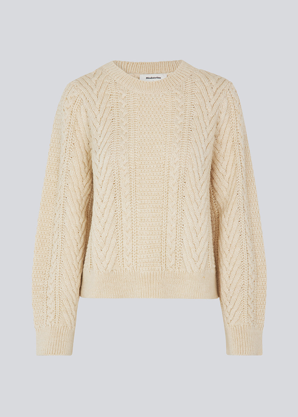 Cableknit jumper in white in wool-blend quality. GrannonMD o-neck has a relaxed fit with long sleeves and a round neck, with rib trimmings at neck, sleeves and hem. The model is 175 cm and wears a size S/36.