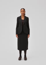 Straight, tailored midi skirt in a woven quality. GraysonMD skirt has a hidden zipper at the side along with a high side slit. Lined. The model is 175 cm and wears a size S/36.