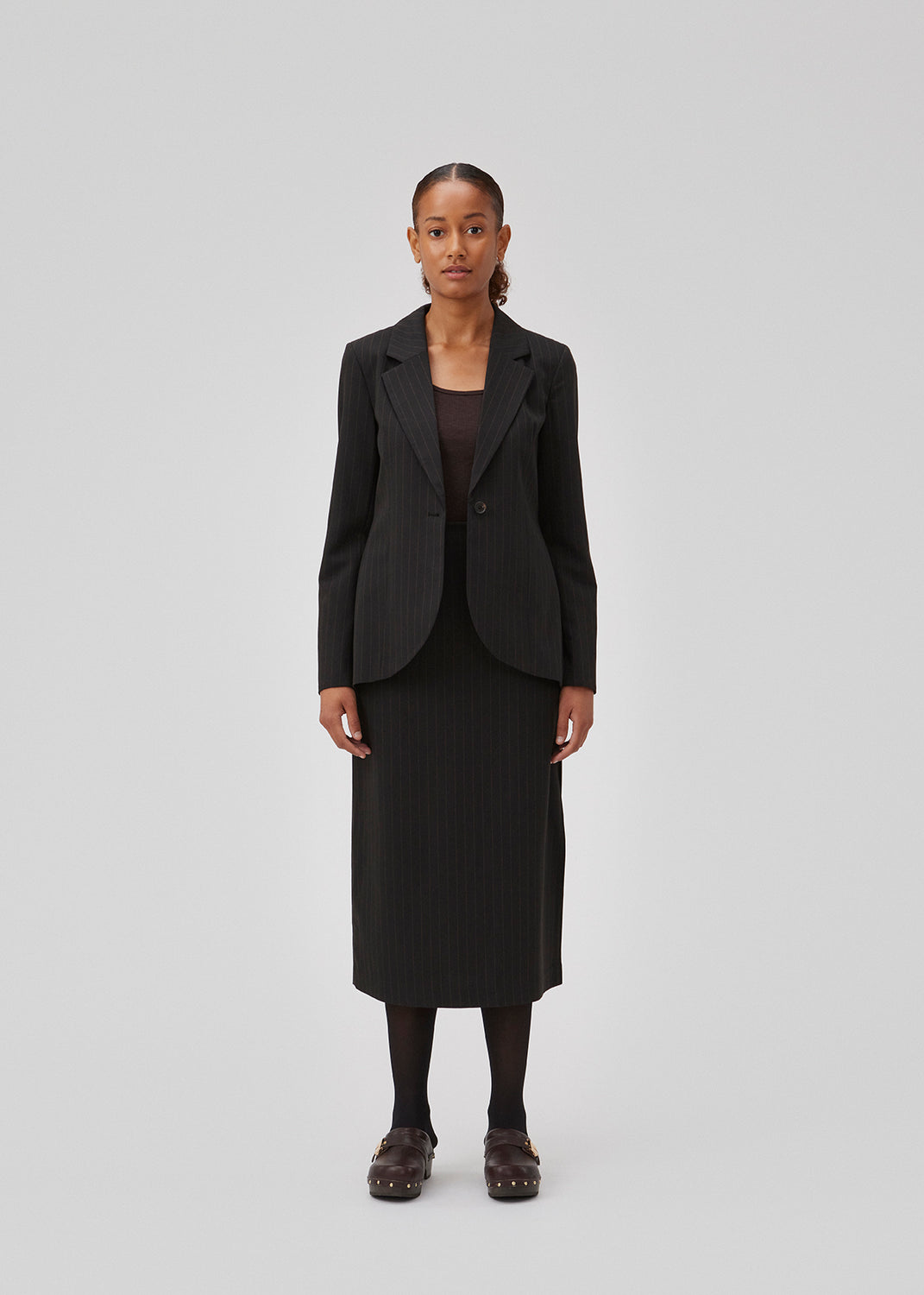 Straight, tailored midi skirt in a woven quality. GraysonMD skirt has a hidden zipper at the side along with a high side slit. Lined. The model is 175 cm and wears a size S/36.