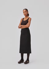 Straight, tailored midi skirt in a woven quality. GraysonMD skirt has a hidden zipper at the side along with a high side slit. Lined. The model is 175 cm and wears a size S/36.