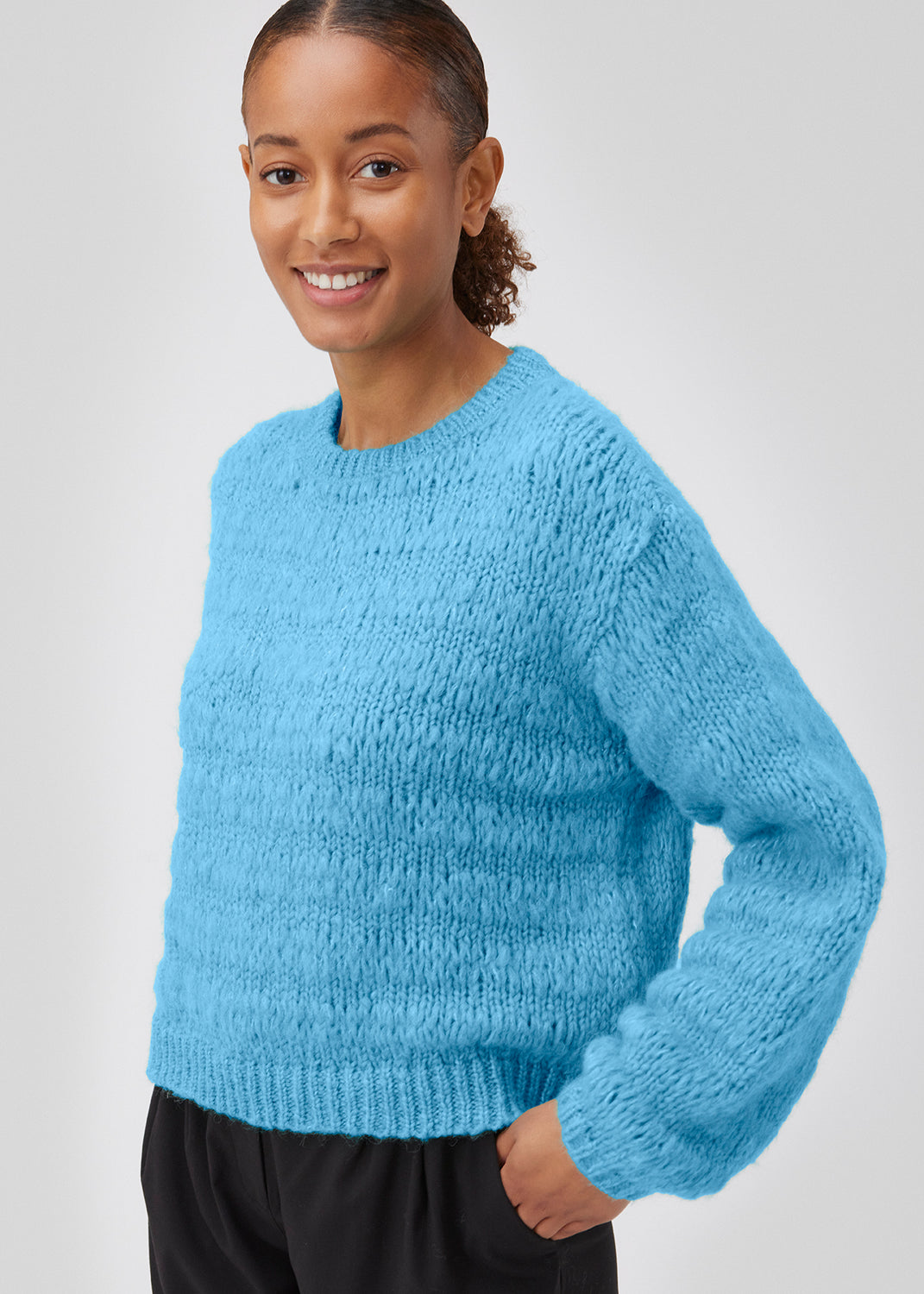 Woolen jumper in blue with long stitches for a relaxed look. GroverMD o-neck has long sleeves with volume, and a round neck with ribbed details. Contains wool and alpaca. The model is 175 cm and wears a size S/36.
