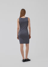 Figure-hugging dress in grey with a high boat neck. HakanMD dress is sleeveless, and a midi length cutting at the knees. The model is 175 cm and wears a size S/36.<br>