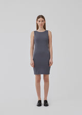 Figure-hugging dress in grey with a high boat neck. HakanMD dress is sleeveless, and a midi length cutting at the knees. The model is 175 cm and wears a size S/36.<br>