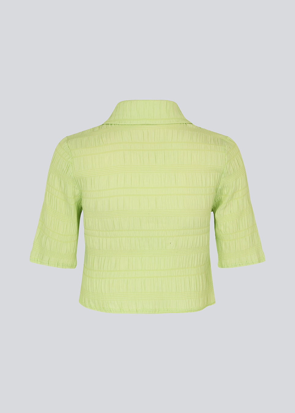 Cropped shirt in a structured woven quality with a regular fit. HamsonMD shirt has a collar, button closure in front, and short sleeves. The model is 175 cm and wears a size S/36.