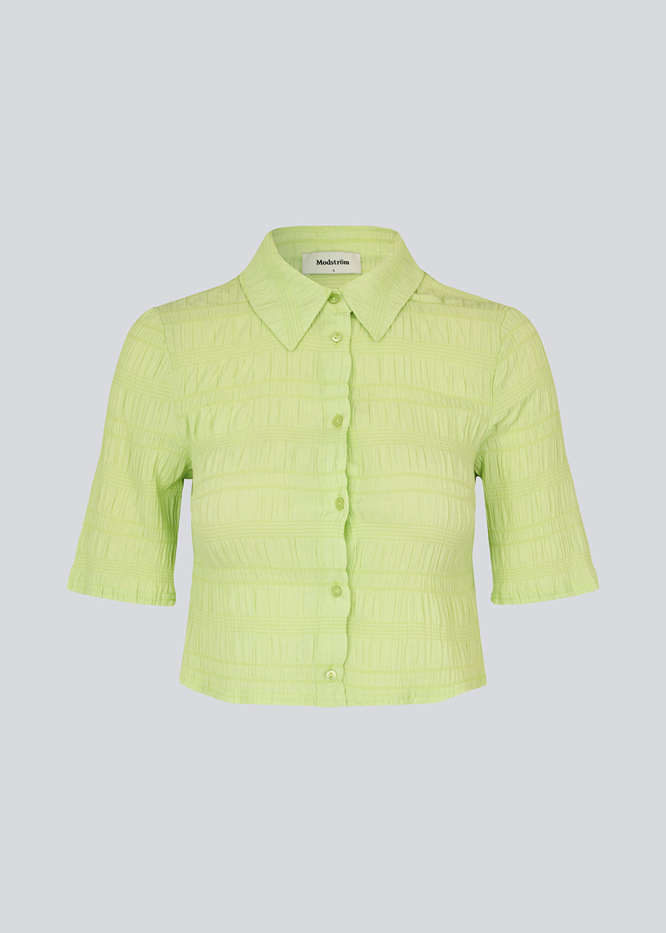 Cropped shirt in a structured woven quality with a regular fit. HamsonMD shirt has a collar, button closure in front, and short sleeves. The model is 175 cm and wears a size S/36.